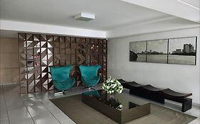 Confortável apartamento com 2 quartos, sendo um suíte, varanda, ampla sala, cozinha área de serviço e banheiro social